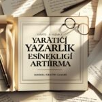 Yaratıcı yazarlık yapan kişi, masa başında not defteri ve kalemle yazarken.