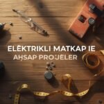 Bir ahşap çalışma tezgahında elektrikli matkap, tahta parçaları, vida ve metre ile hazırlanmış düzenli